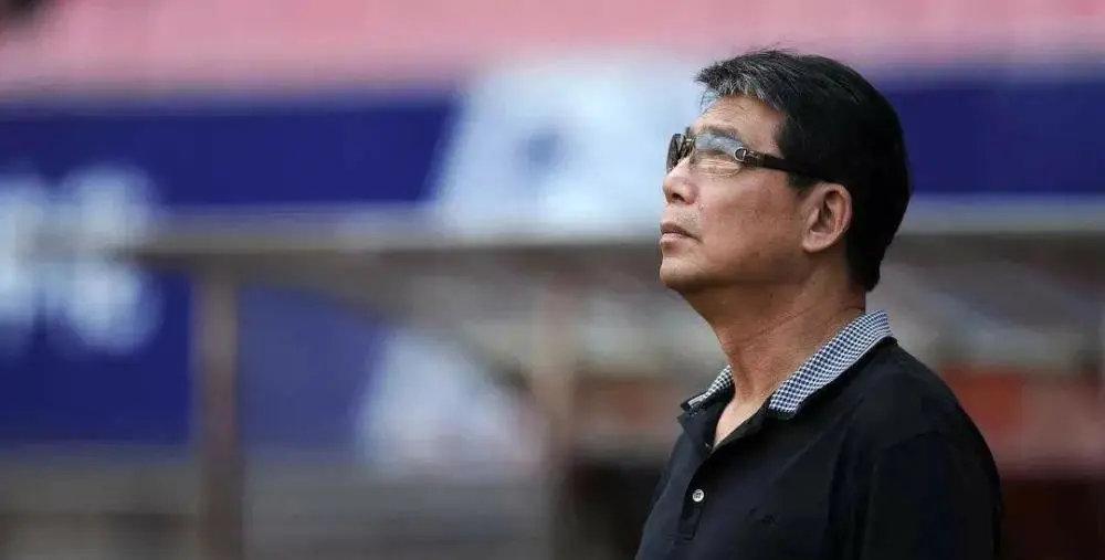 就在广东足坛球星外流、各支球队步履维艰的关头，徐根宝空降广州，接过广州松日的教鞭