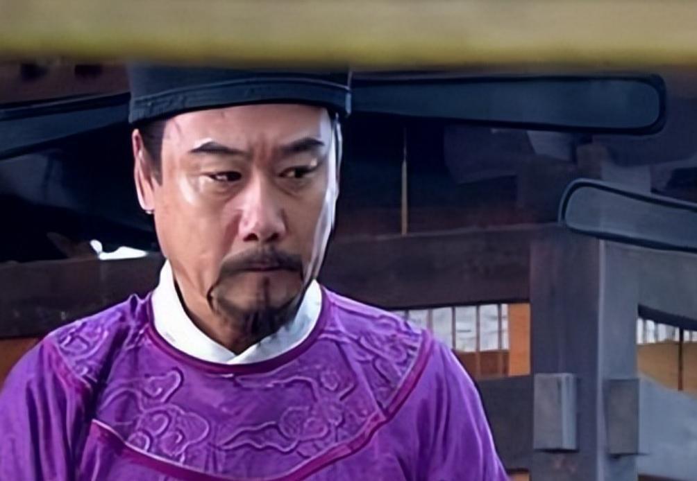 洪武年间，三品官员曾秉正被朱元璋罢了官。为人清廉的他，穷到没钱回家，所以他卖了女