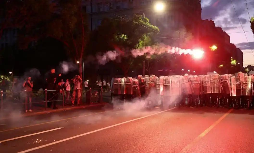 诡异巧合暗藏玄机，武契奇踏访中国开启重要合作，塞尔维亚同日爆发骚乱，西方