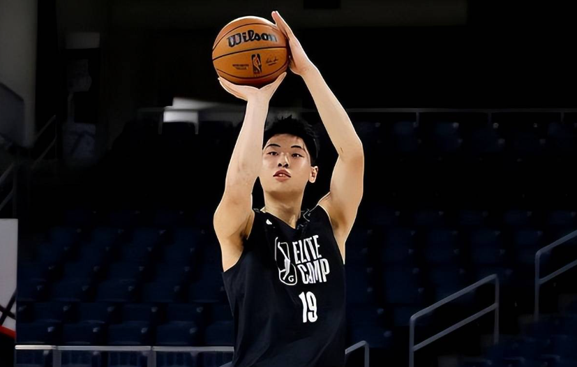 小崔笑了！崔永熙与广东男篮签下4年B类合同，这下广东球迷安心了！签完合同的崔