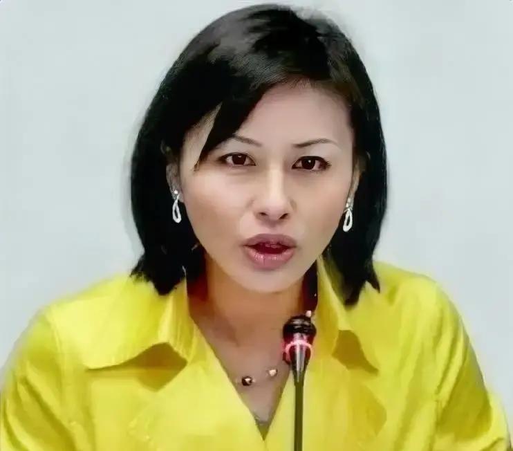 疯了！全都疯了！那口气，说八十年前是一家，真的让人有点恍惚。那个女民代，