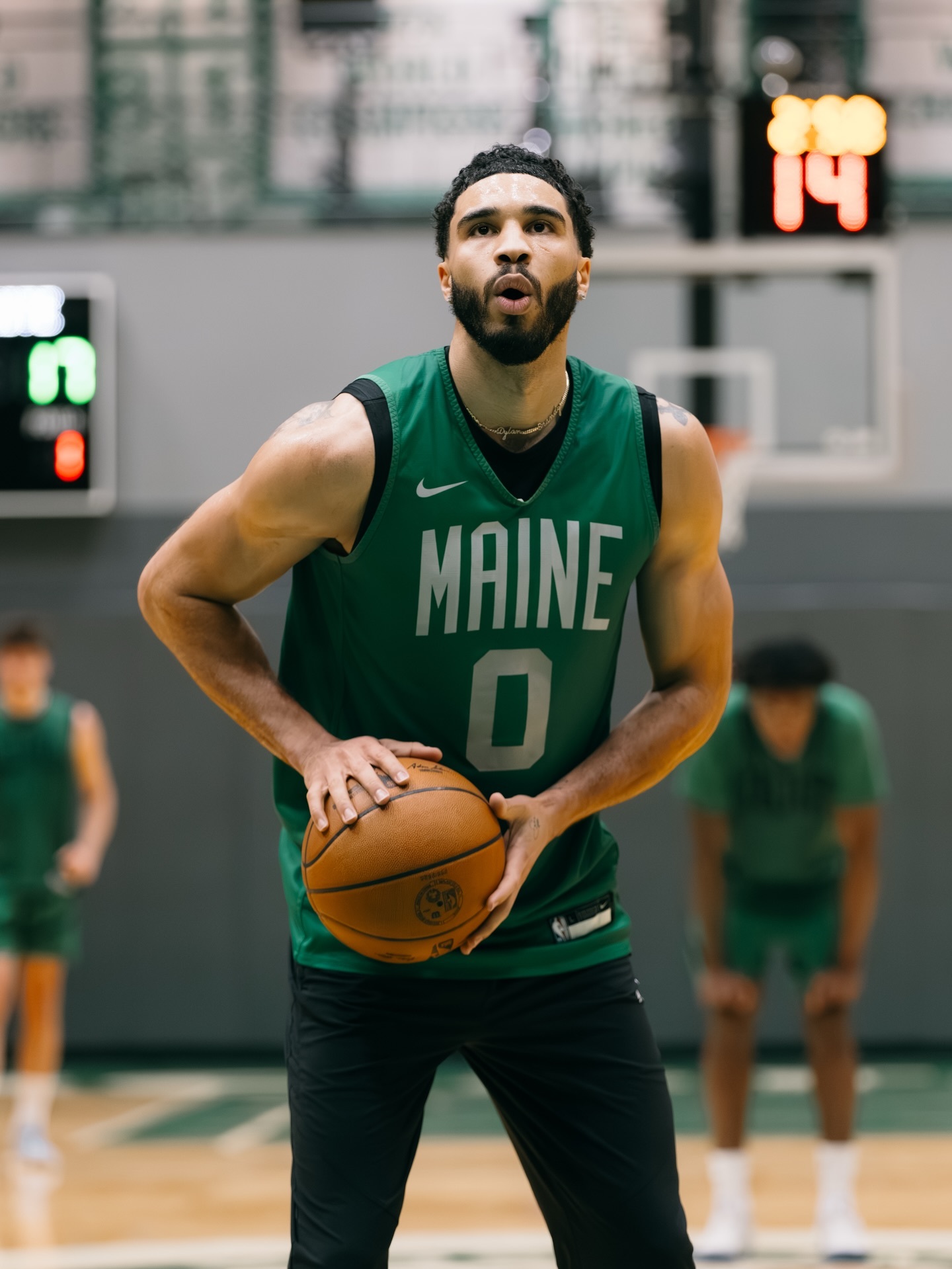 凯尔特人官方更新：塔图姆发展联盟训练中👀据Shams报道，塔图姆在与下属G联赛