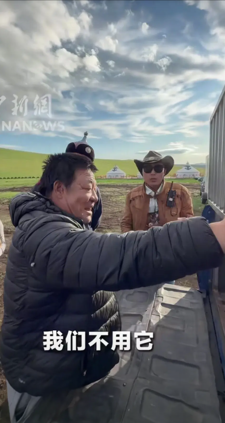 泪目！内蒙古呼伦贝尔，一匹母马疯狂拦截越野车！游客很奇怪，就跟着母马下抬上车，去