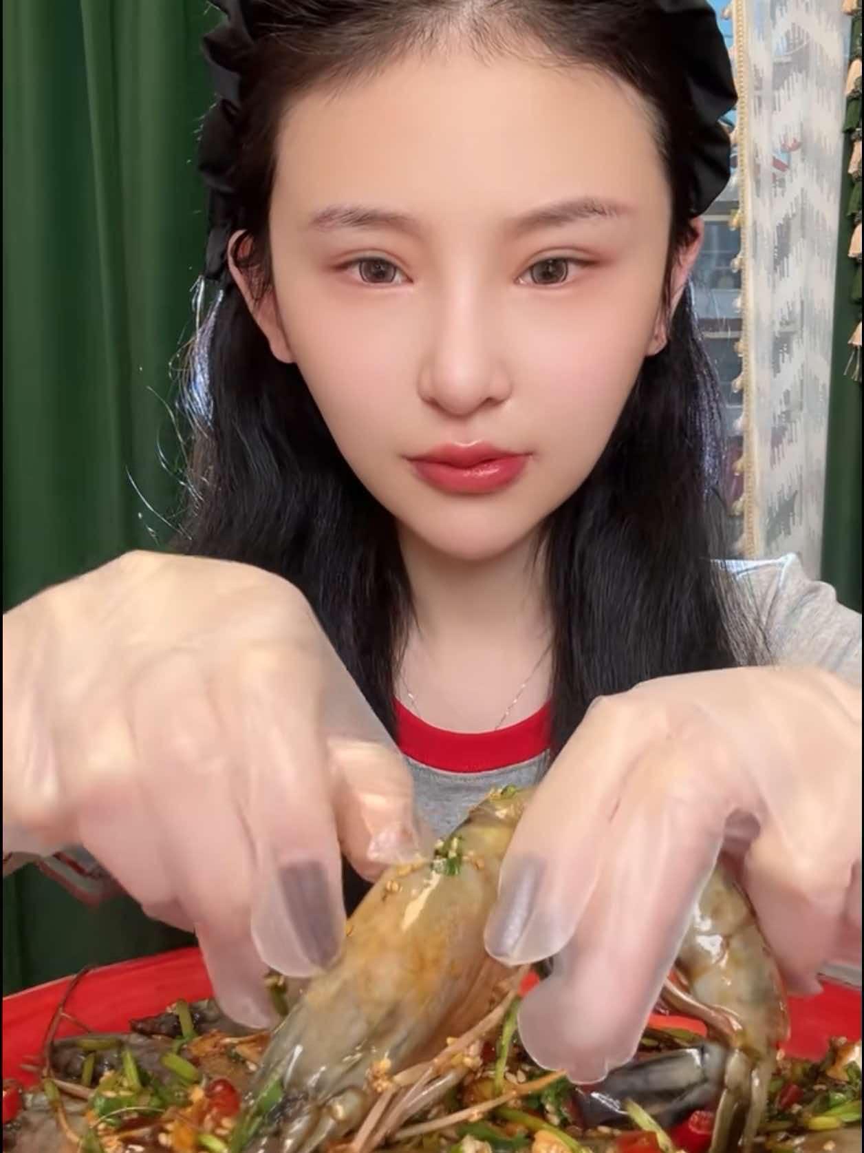 我问做吃播的朋友，网红干饭莹莹什么都吃，怎么会缺钾呢？朋友叹了口气说，大部分