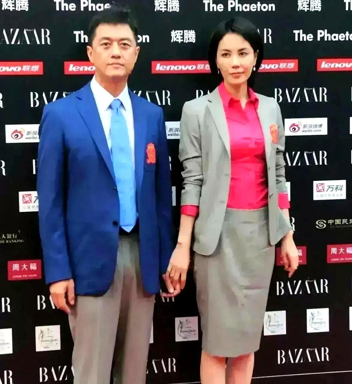 照片中，王菲把手靠近李亚鹏，希望他牵她的手，李亚鹏却没有，而是自顾自地站着无视了