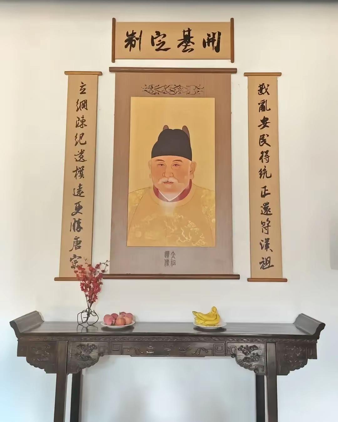 明孝陵悄悄把朱元璋画像换了，新版脸盘方正、胡子整齐，像邻家威严大爷，旧版那副“鞋