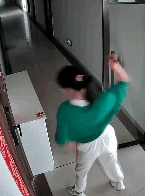 女子砸走道内柜子，她的行为是否正确？一户人家门口做了一个柜子并吊挂在门口，不知