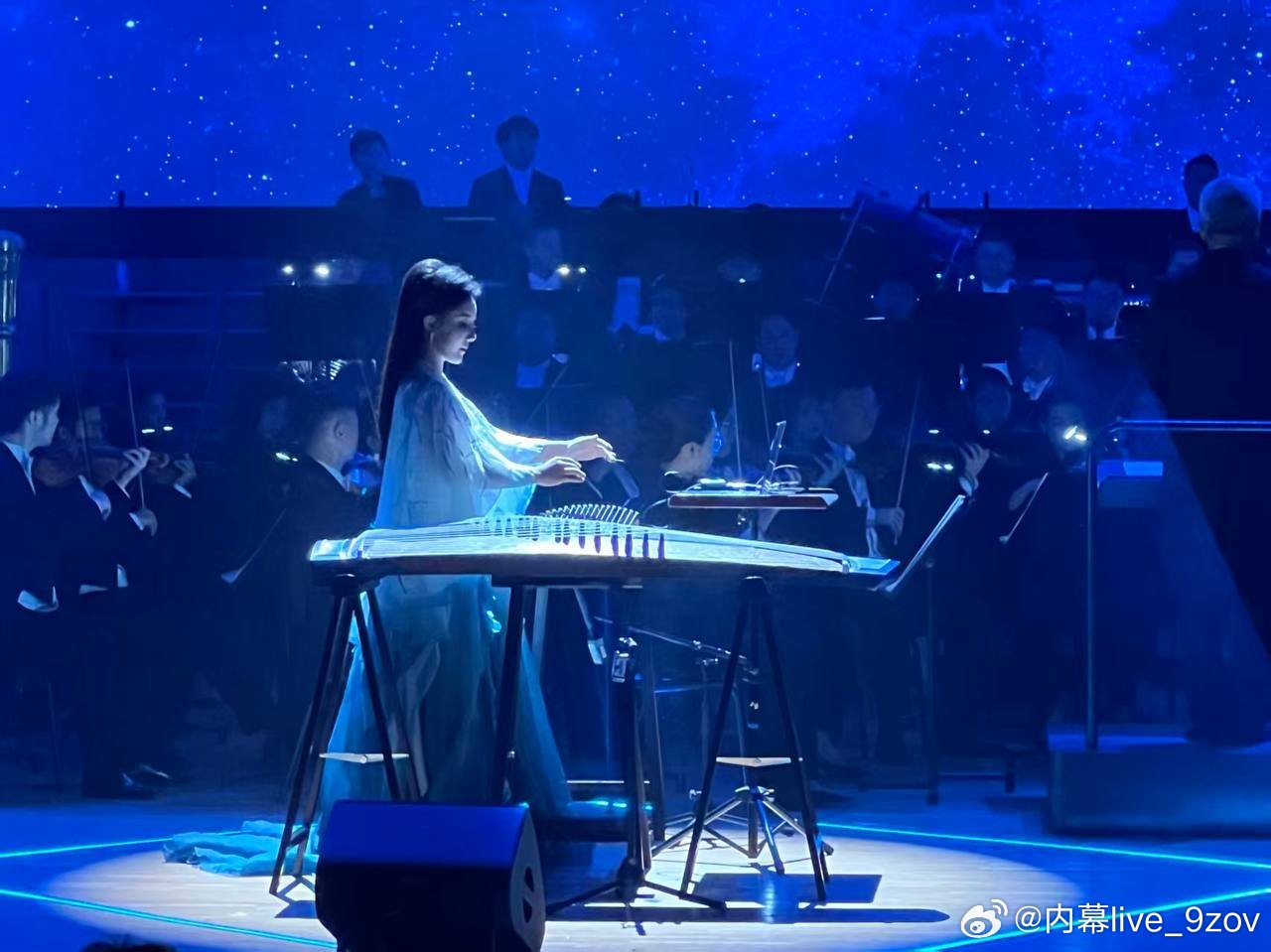 中央音乐学院的学生弹琴这是仙子吧