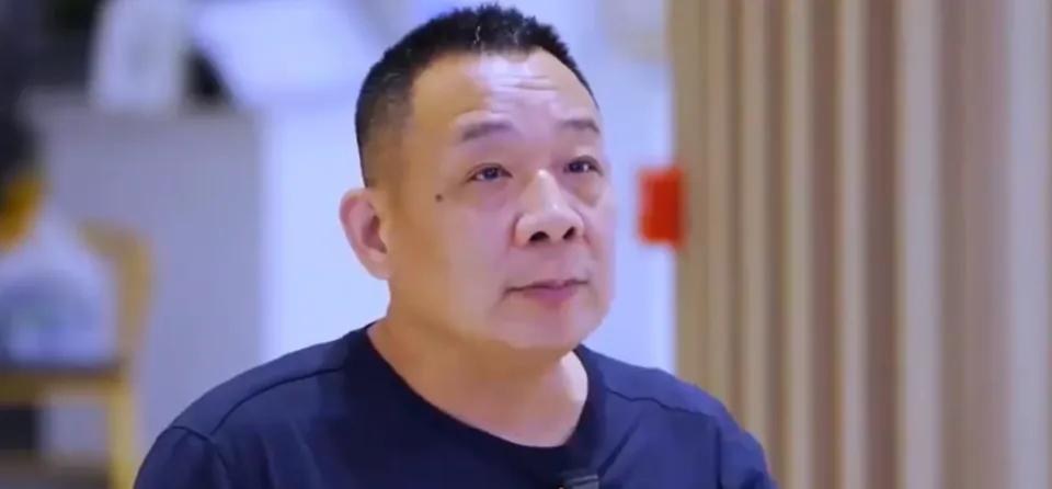 于东来直播连麦一个35岁小伙，小伙说背着外债，日子过得压抑。于东来直接回他：“