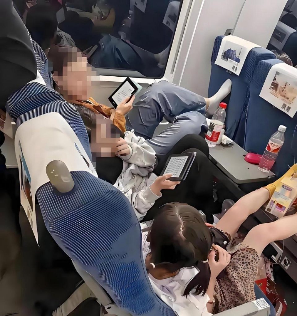 高铁上的一慕，他们不会脸红么？