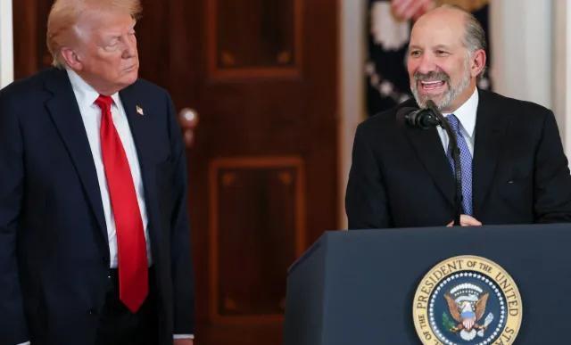 坦率地说，我个人还是非常佩服美国总统特朗普的，注意，是佩服而不是崇拜。毕竟，他对