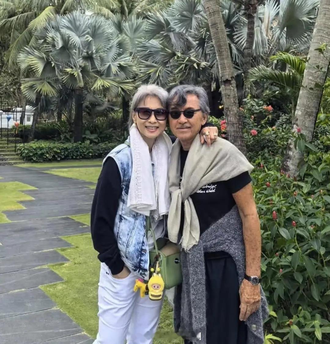 78林子祥和老婆叶蒨文一家人在越南度假，其乐融融，夫妻俩装扮休闲而时尚，虽满头银