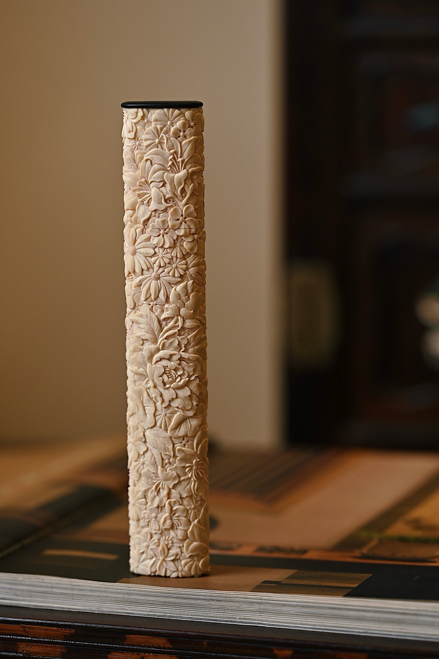 猛犸|万花锦存香筒择选优质好料，雕刻牡丹、兰花、百合、矢车菊、等各式花朵，