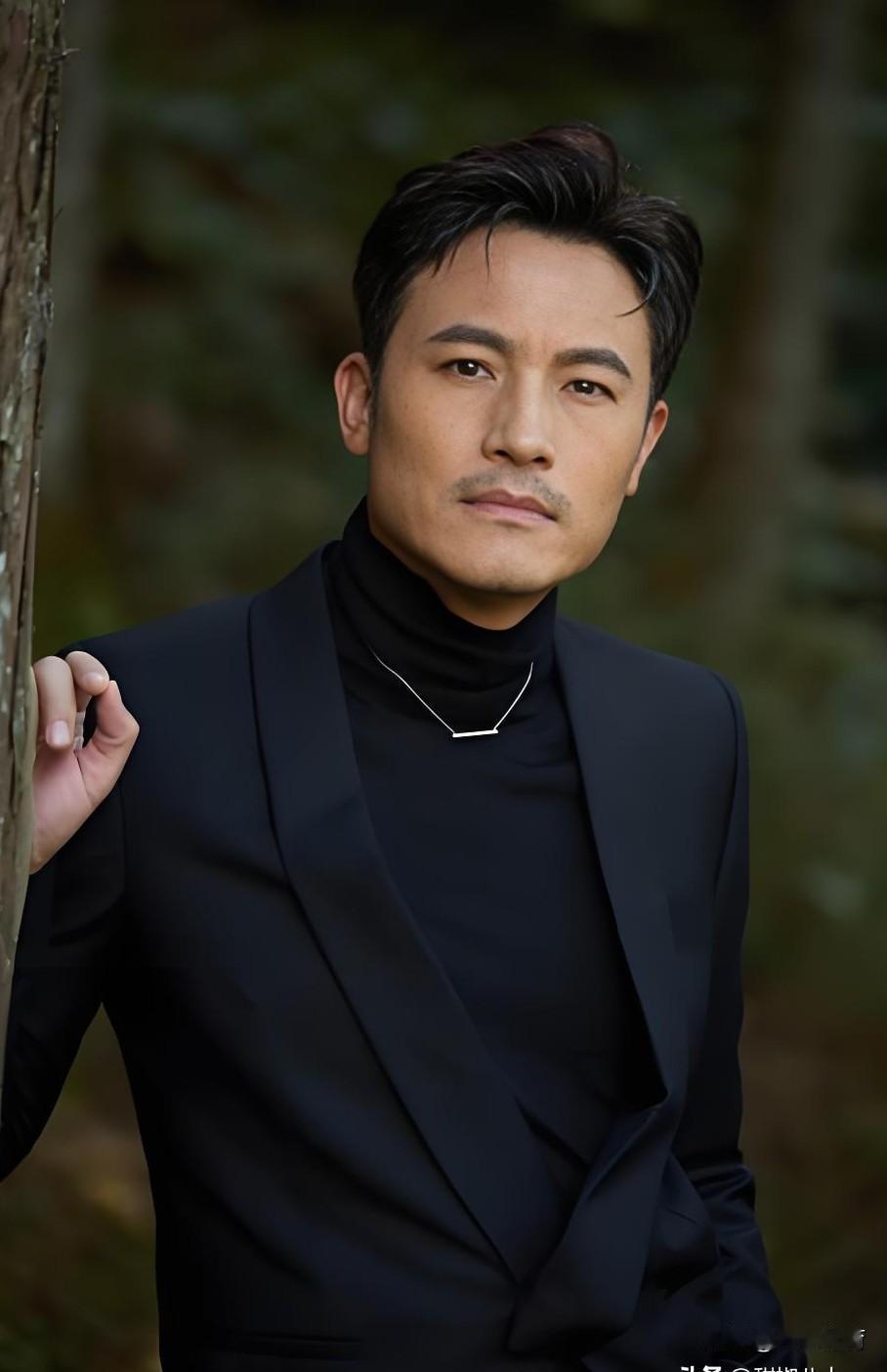 52岁耿乐，演处男。镜头推近，他手指蹭鼻尖的速度比台词快0.3秒。喉结上下滚