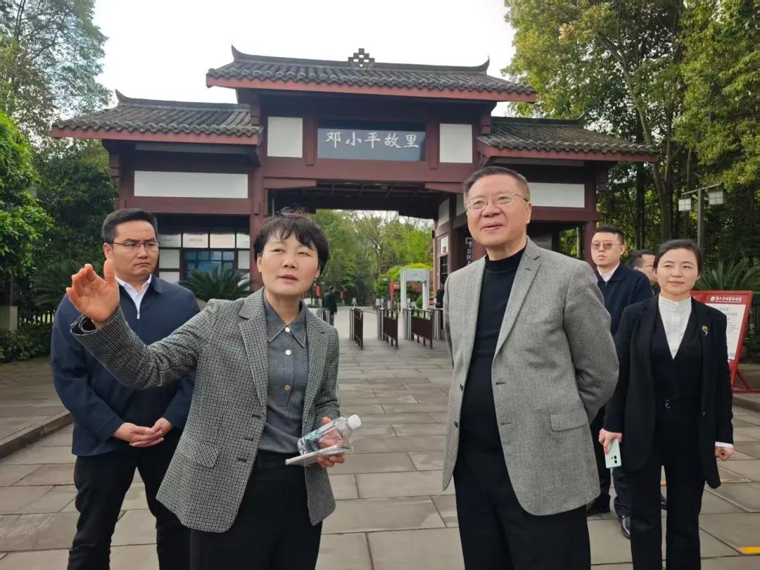 张维为教授在3月26日不在复旦大学讲学，而是前往四川，去伟人故里走了一趟。想当