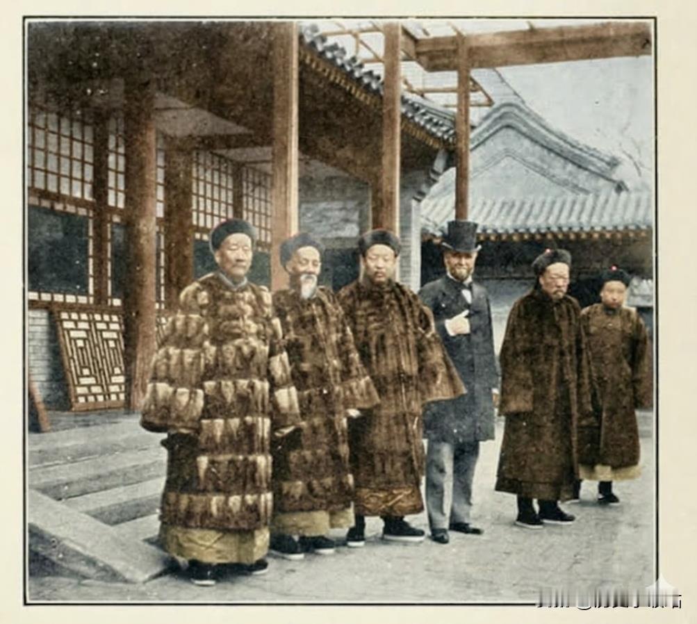 庚子事变后，清廷主和派高官与美国公使的同框合影，照片中五位清廷高官，都身着清代冬
