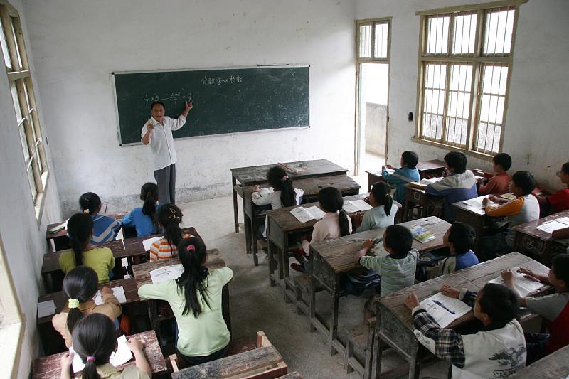 交流到县城学校一年了，我现在特别想回到农村学校。倒不是因为到了县城，一个月少了