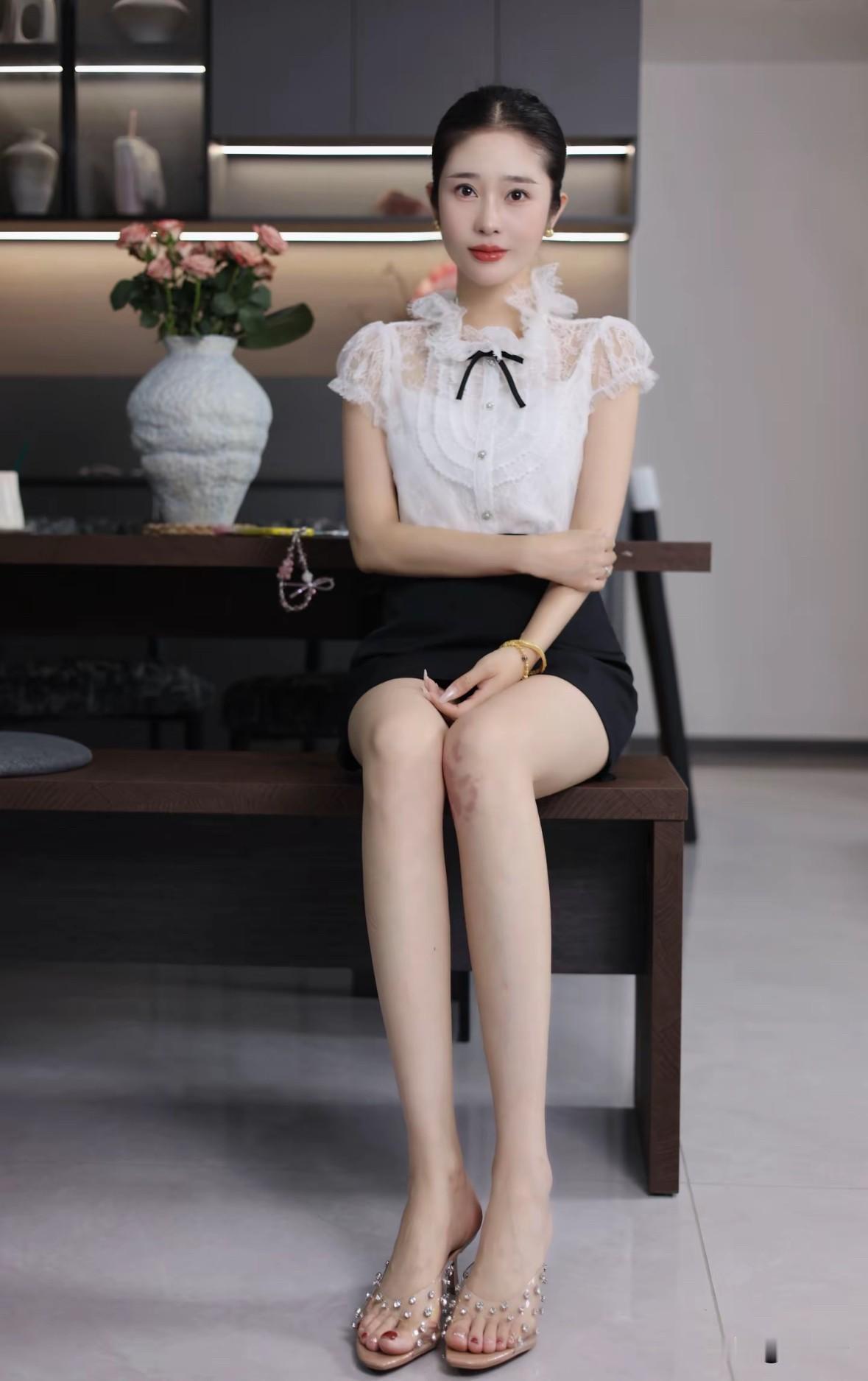 优雅白裙，清新自然，静坐花前，尽显温婉之美。