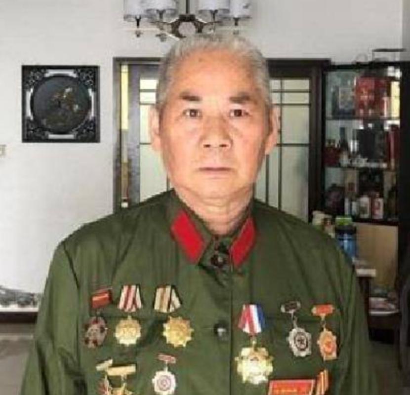1979年，中越边境，战士执勤时，发现一个手脚溃烂的人，而且他身上还有一支枪和3