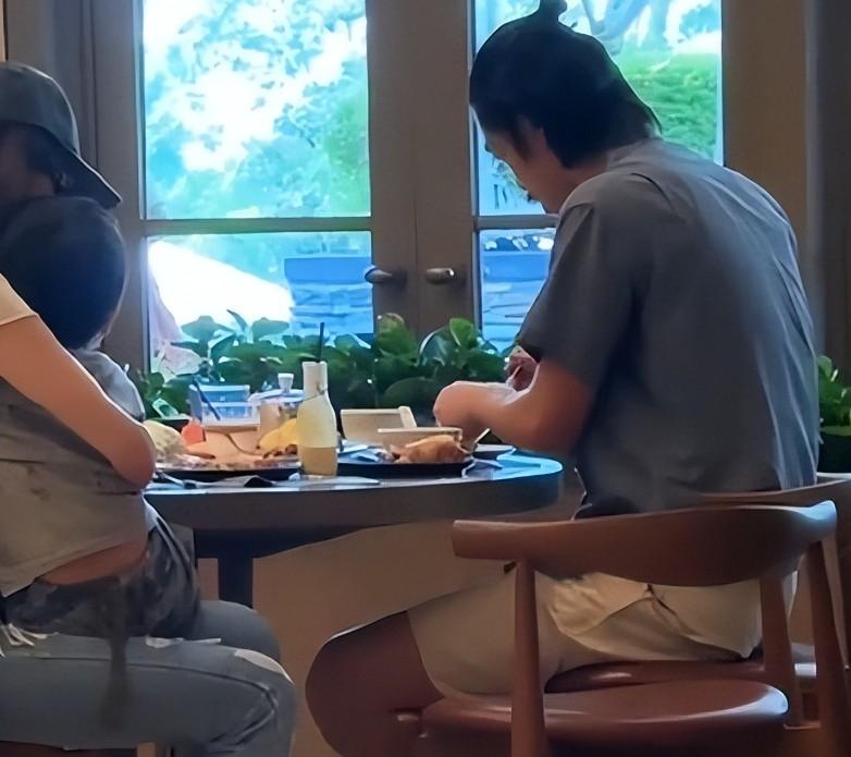 林志玲一家三口在外吃早餐，全靠着林志玲自己抱娃，老公在旁边是真轻松啊！ 当年