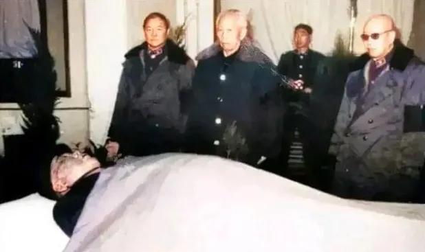 1985年，许世友将军卧病在床，趁旁边无人陪护时，用毛巾勒住自己的脖子死死拉紧，