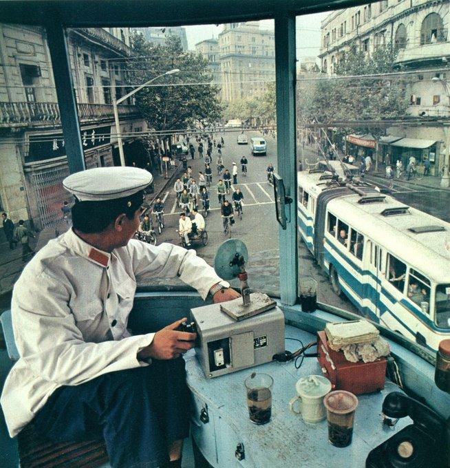 20世纪80年代，上海，交警这么控制红绿灯。