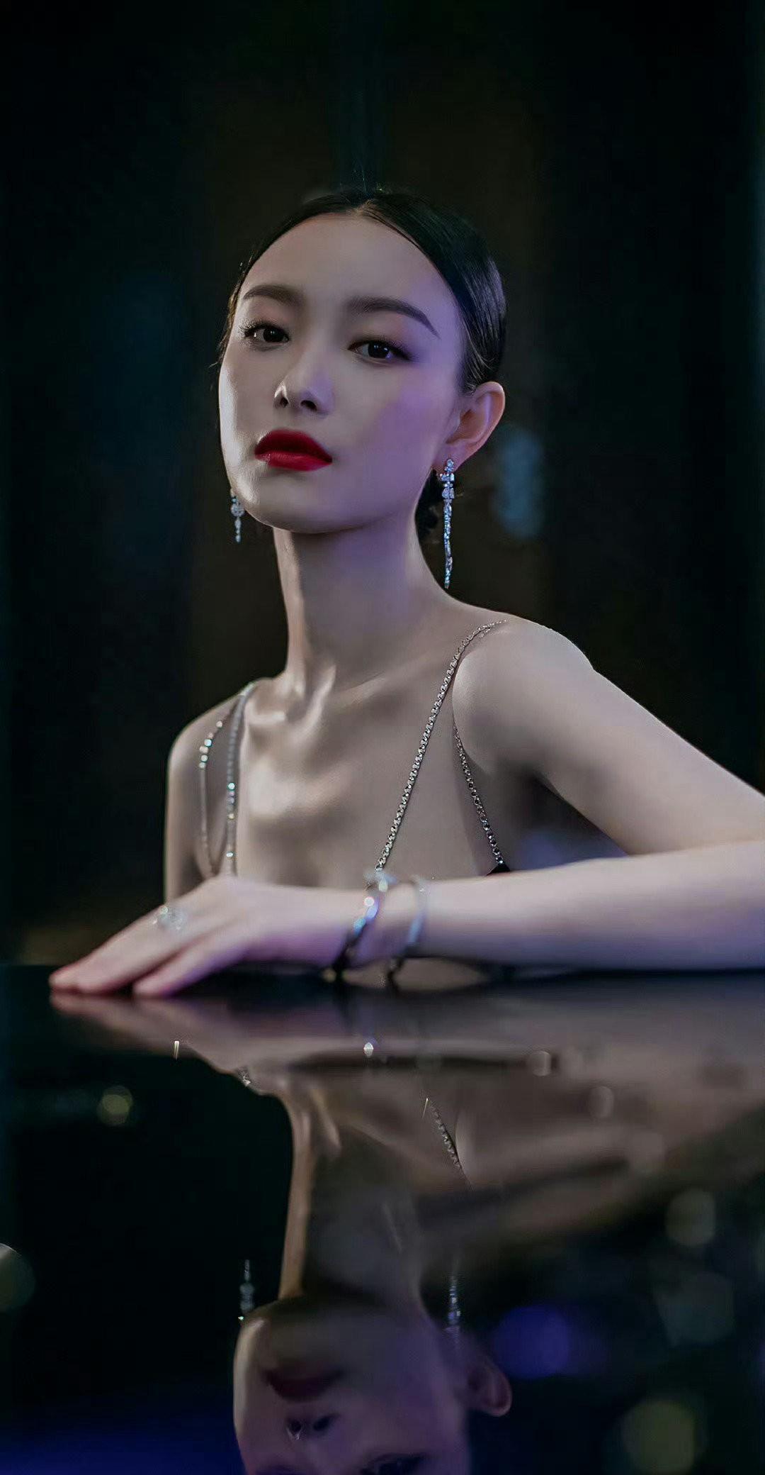 别再夸倪妮红毯封神了。那根本不是时尚。那是一场精确到分钟的商业计算。知道她