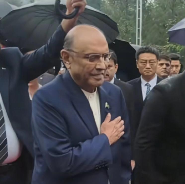 巴基斯坦总统扎尔达里，冒雨向毛主席铜像敬献花篮，终于替去世妻子贝·布托完成了遗愿