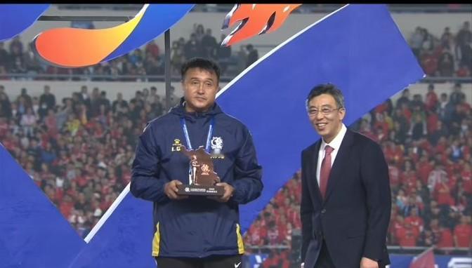 南通队主教练获颁首届苏超“最佳教练奖”，可貌似他并不是很开心，倒是颁奖官员，一直