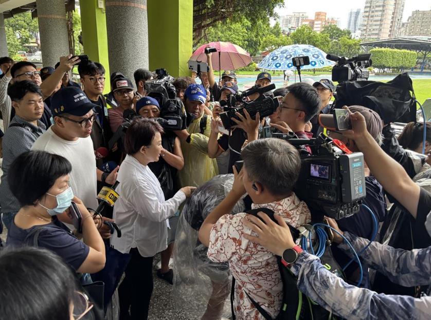 妈妈市长卢秀燕投票前一举动超温暖，感动媒体。台中今天的天气与台北相比稍逊，不像台