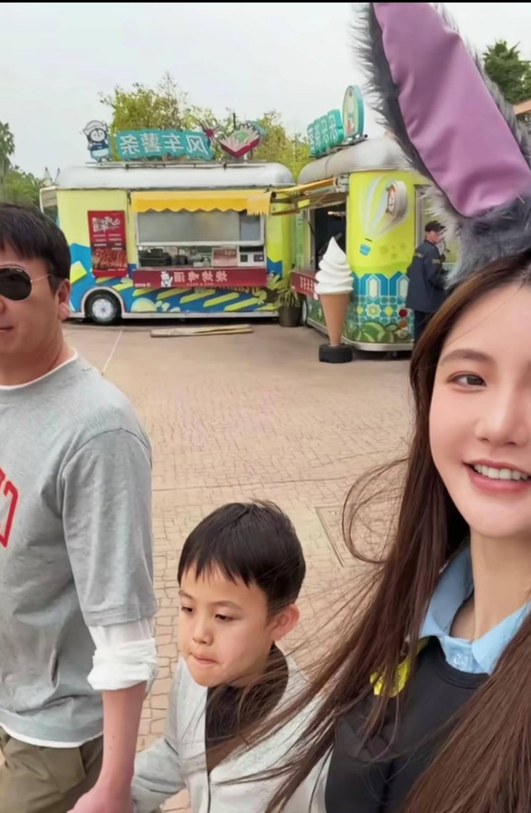 赖文峰牵着老婆孩子的手，漫步在城市的各个角落，别提现在日子过的有多惬意了！他