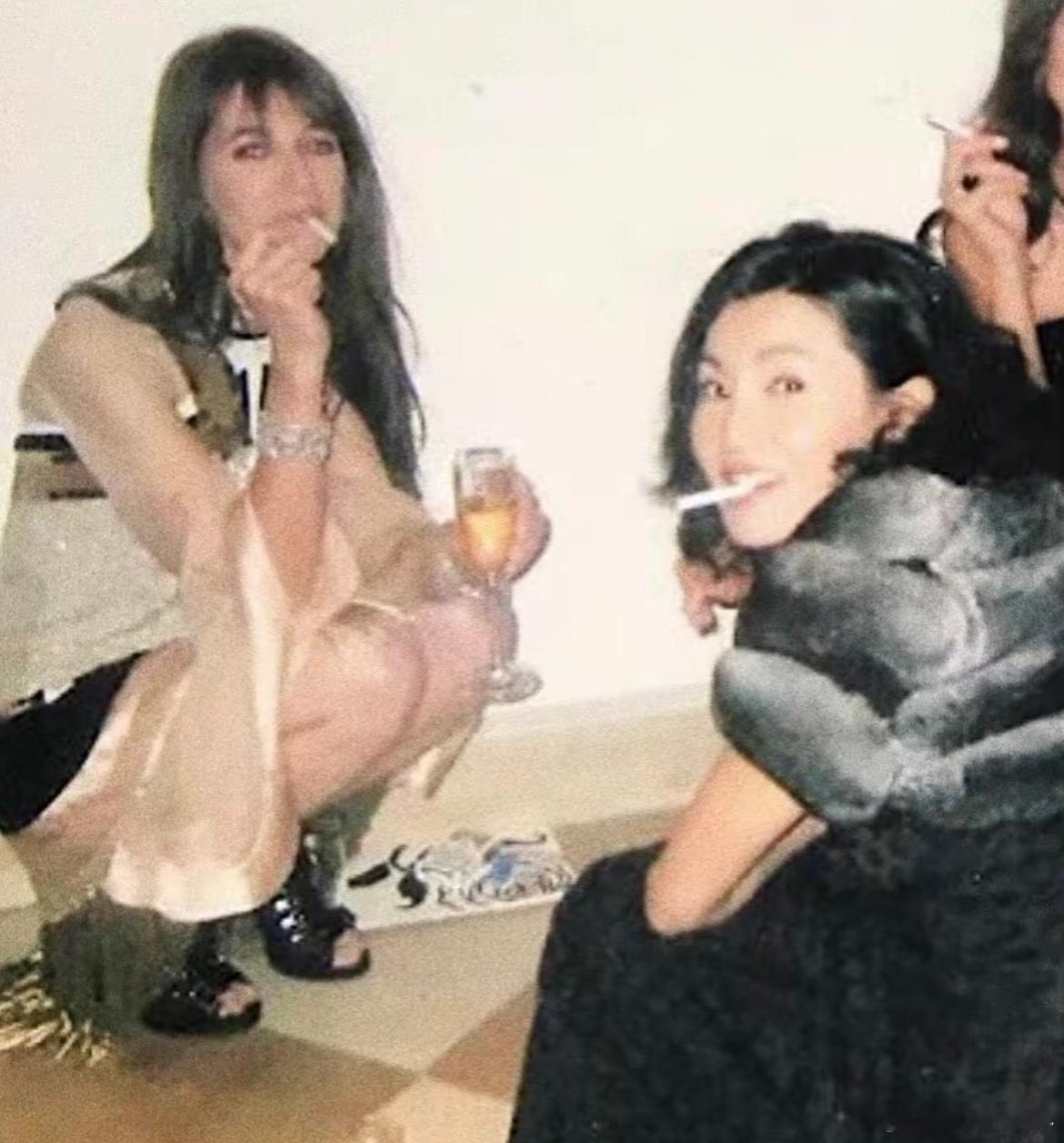 手机里总会存一些张曼玉的神图。她的时尚感是难以复制的。​​​