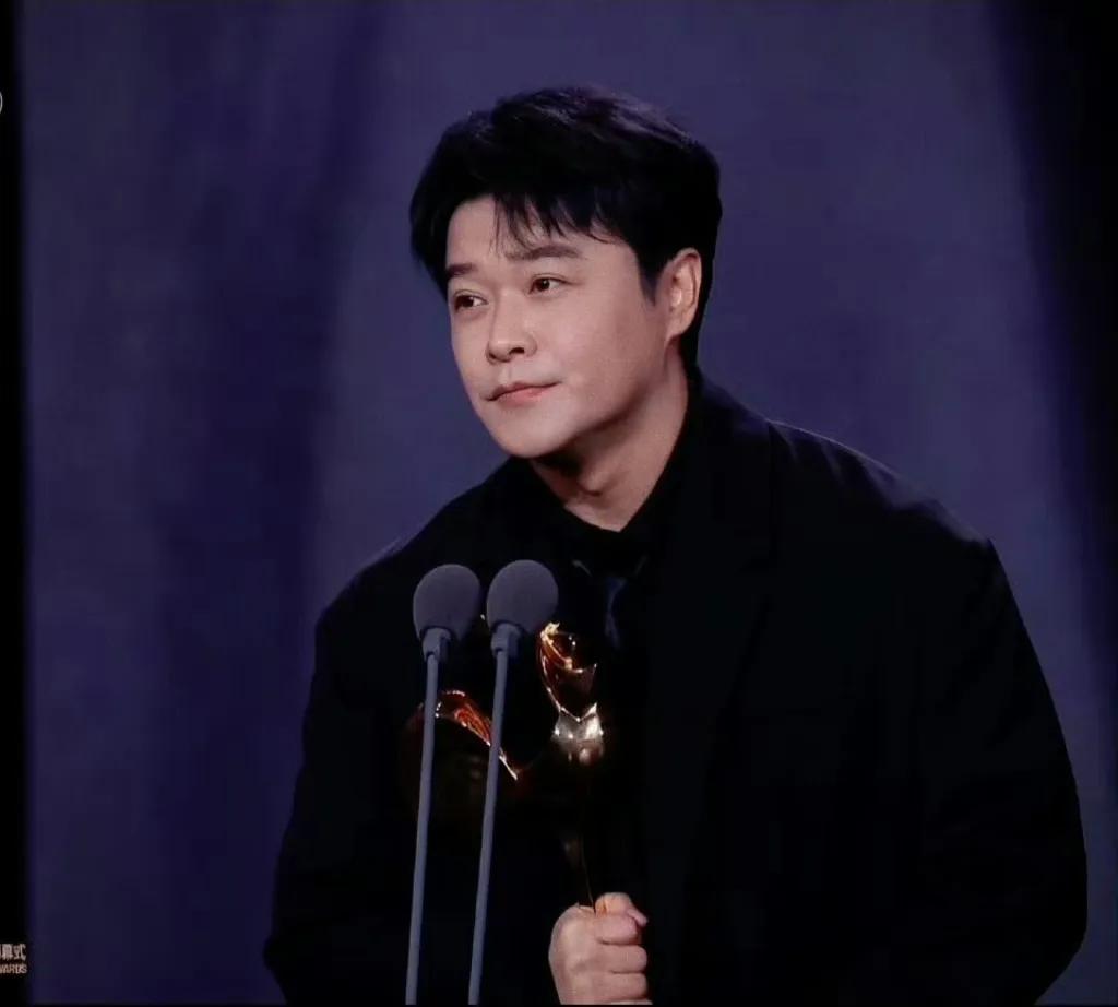 墨镜陈思诚，这回赢得没话说！以前总觉得陈思诚戴墨镜是“装酷”，直到他凭《消失的