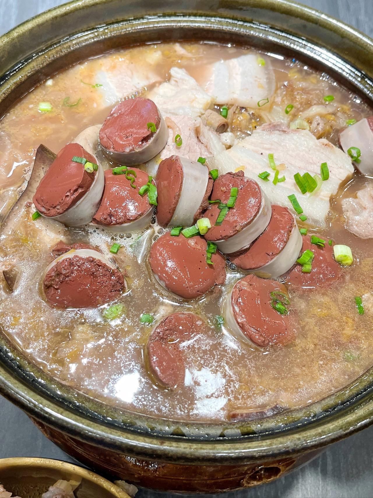 前些年受战友相约，去了几次东北哈尔滨与战友相聚。战友胜似亲兄弟，多年后相见后，搂