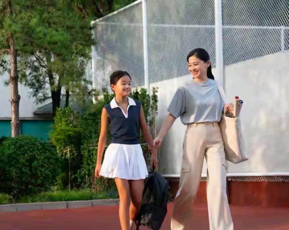 梅婷一家四口很温馨。女儿像妈妈，儿子像爸爸！儿女双全超幸福！#梅婷##梅婷
