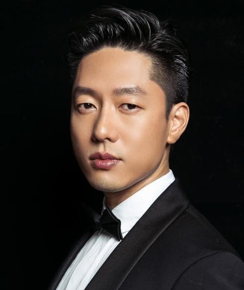 星二代最难的，不是资源少。是家里太强，怎么都像沾光。凌潇肃就是这种典型。他