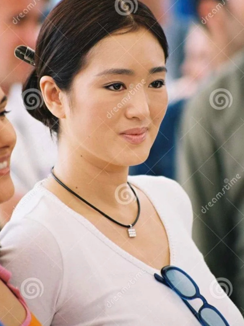 穿个平底鞋就上了2000戛纳L'Oreal拍照，别个夹子，姐也太松弛了！​​​