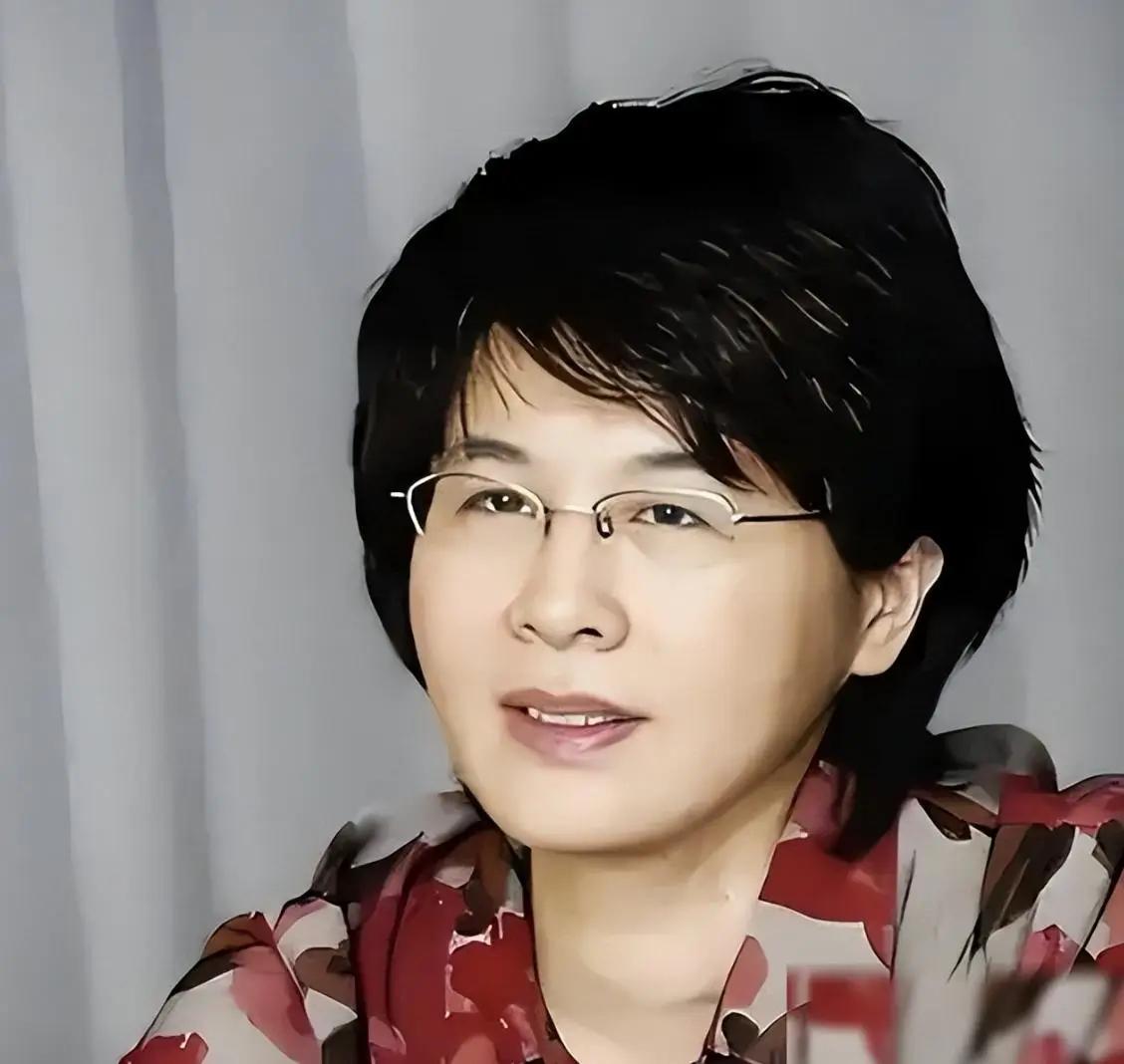 她是乔冠华的千金，出身名门最后却无家可归，被继母步步排挤，就连保姆都不把她放在眼
