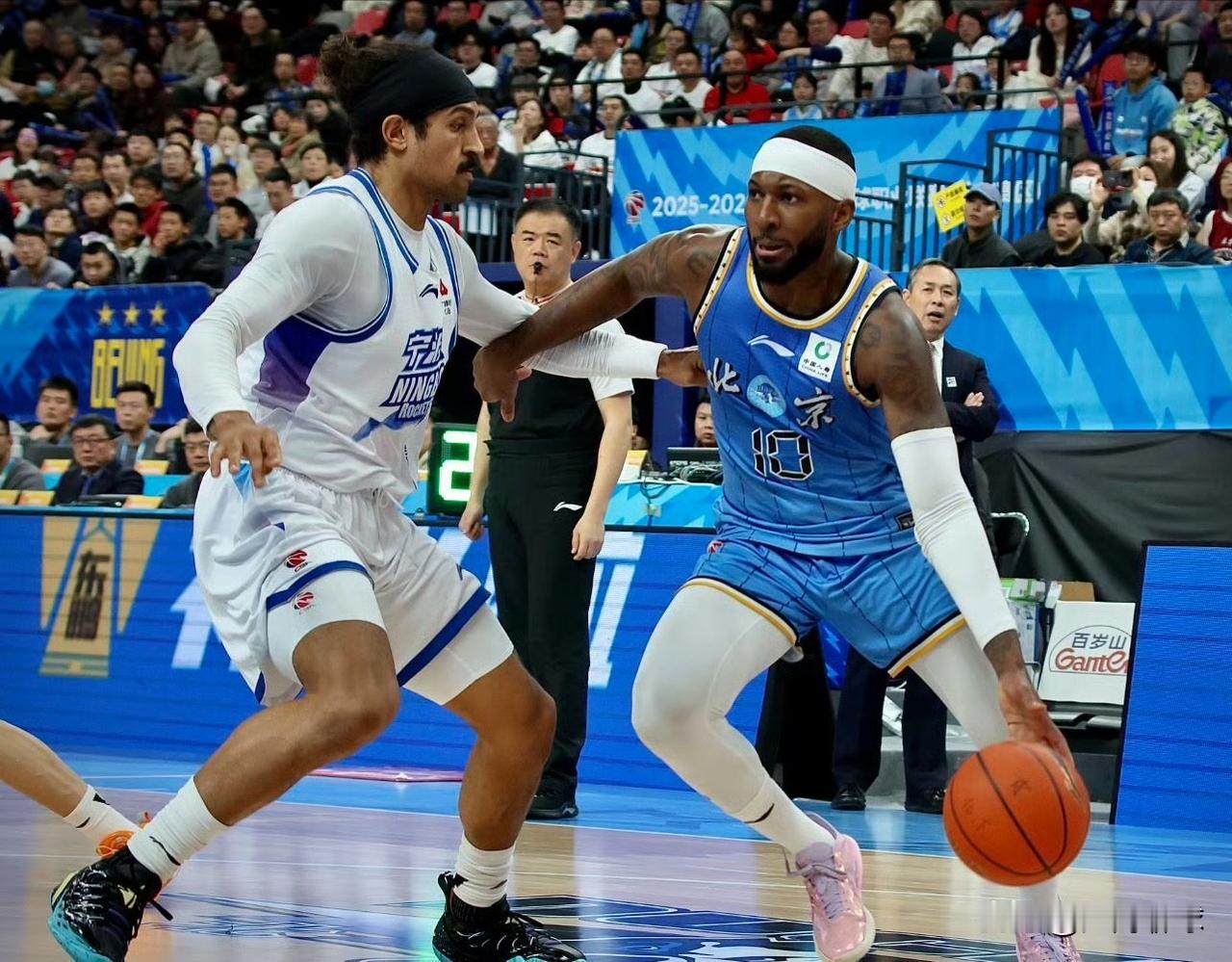 屋漏偏逢连夜雨，首钢再迎伤病潮！据记者了解，在刚刚结束的北京首钢对阵宁波的比赛中