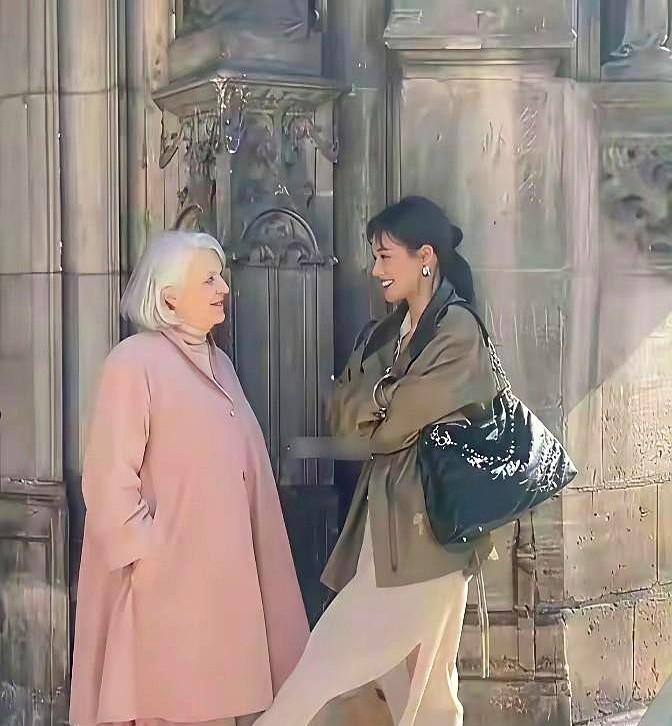 巴黎街头，一位老太太的凝视，比任何红毯闪光灯都更致命。《Vogue》法国版用“