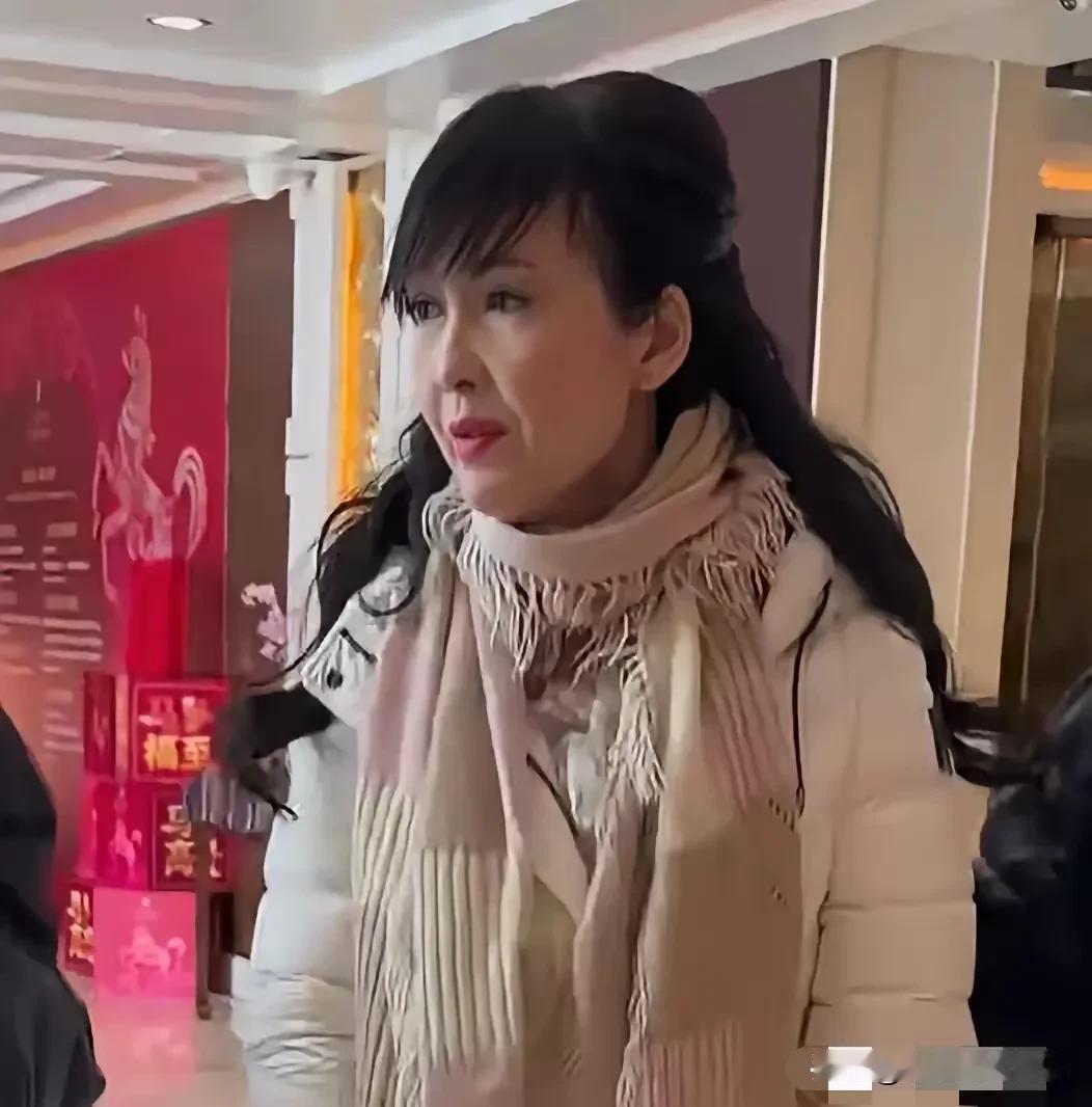 周慧敏第一次上春晚，她马上60岁了还是保持年轻时的装扮，半永久的齐刘海，可是那张