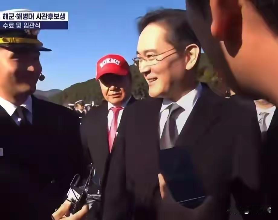 李在镕嘴巴都乐开花了，他儿子经过6周的新兵训练成功结业，以“营长候补生”的身