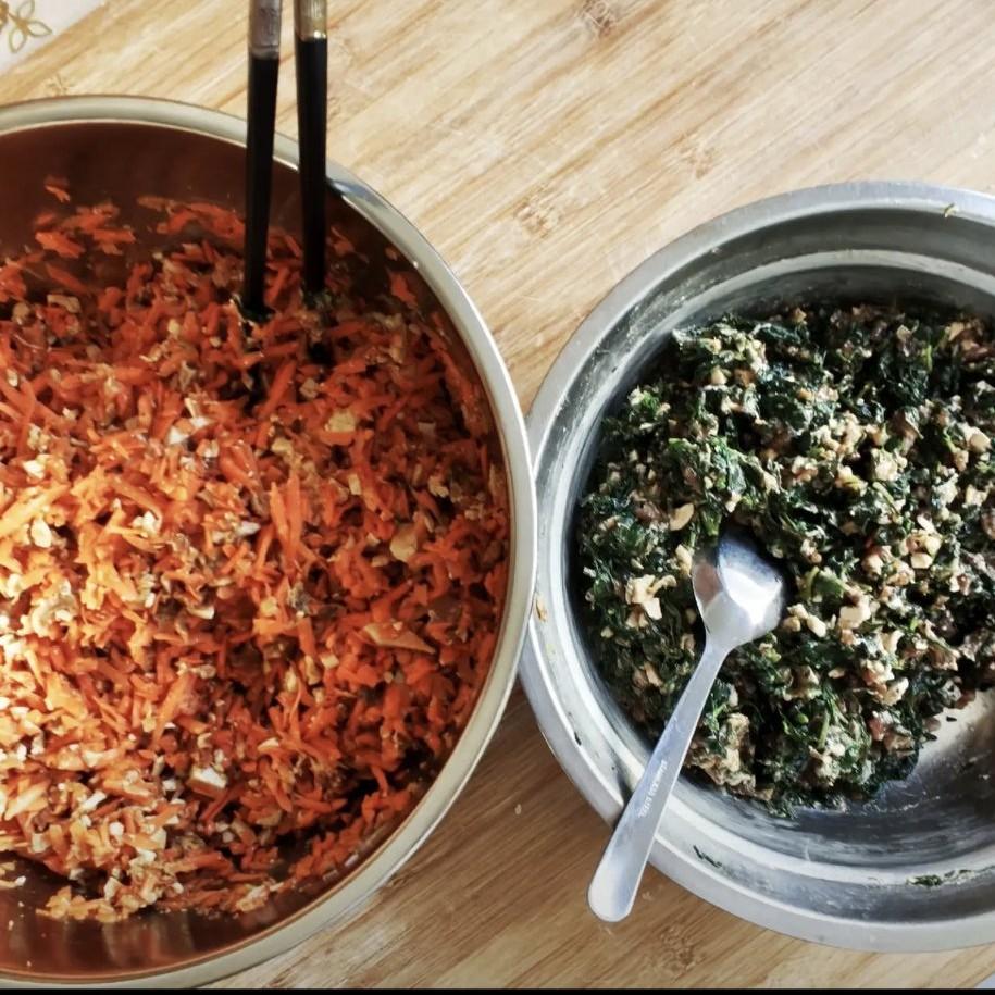 今天的包子又是两种馅的：一是脂渣豆腐胡萝卜，二是脂渣豆腐山菜。这次包子主要也是