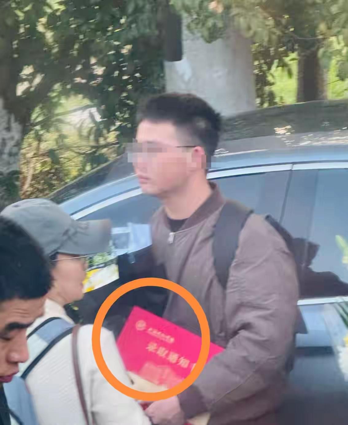 我预料到了今天会有很多人来送别，也预料到了会排很长的队伍，甚至堵车！但万万没