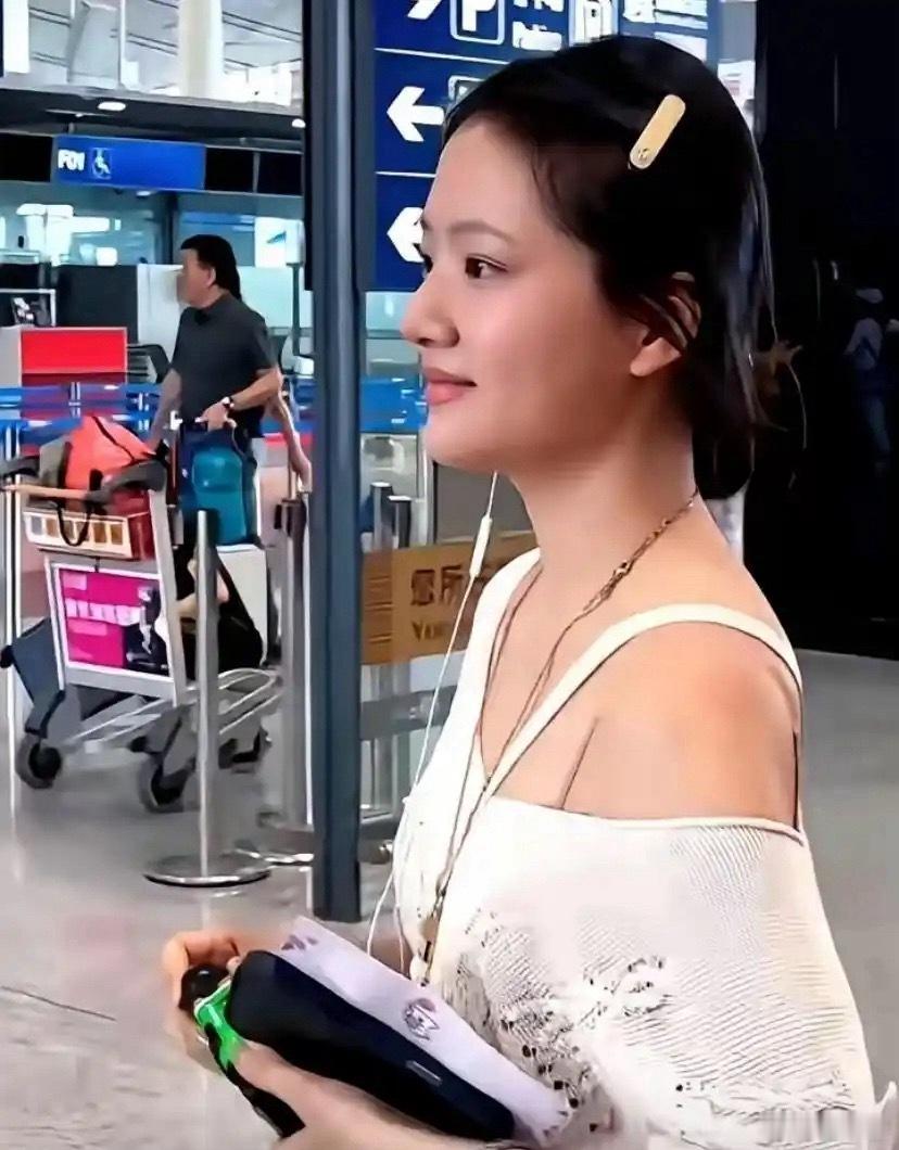 在长沙机场，任敏顶着一张纯素颜的脸就出来了，头发随便一扎，真不把网友当外人啊
