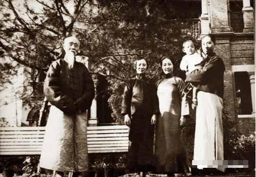 1863年，张之洞和妻子吵架，他一脚将妻子踢倒在地，妻子趴在地上一动不动，张之洞