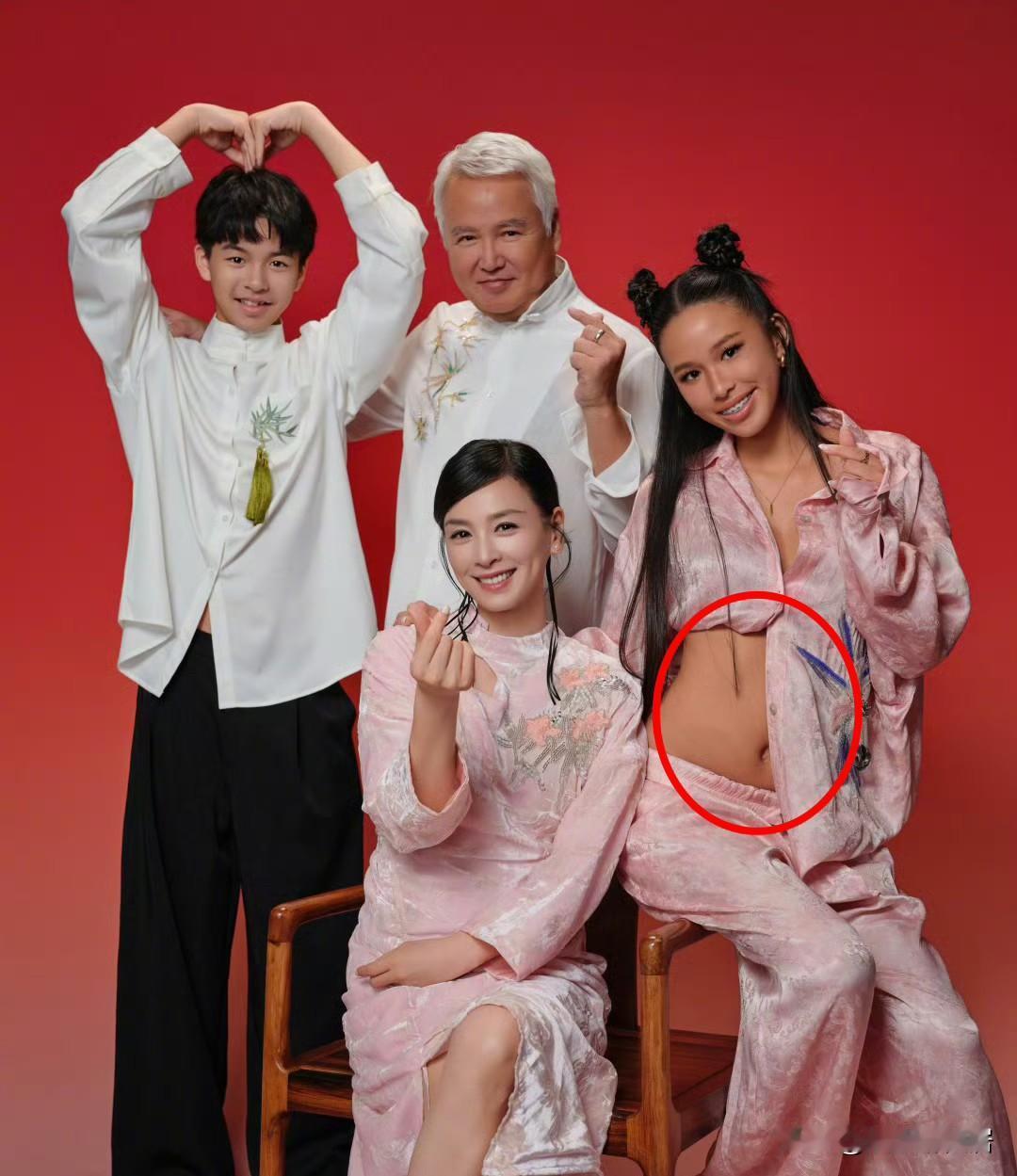 张庭怎么也想不到，拿出一张全家福本以为会得到大家的祝福，结果评论区“骂声一片”，