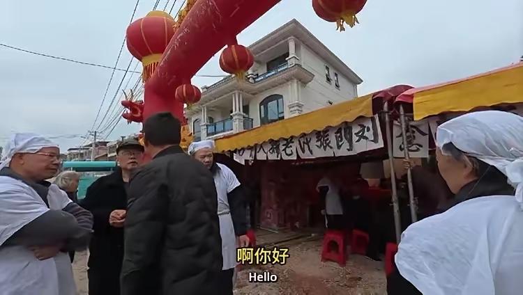 近日，两名美国博主在湖南邵阳骑行时迷路，而后误将正在办白事的帐篷当成了餐厅，想要