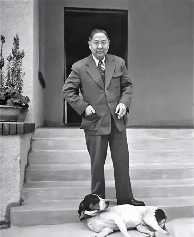 1949年12月10日，蒋介石离开成都飞往台湾，在最后逃离的时候，他并没有通知孙科去台湾。这个举动，