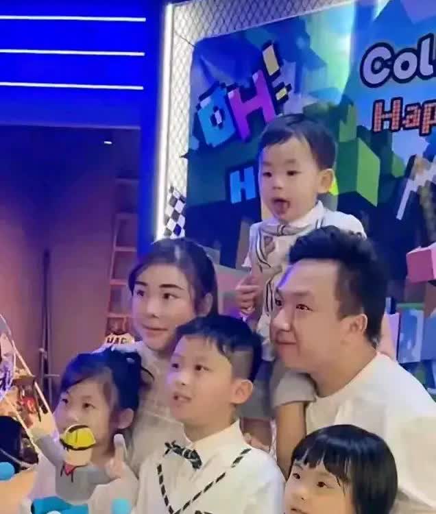 蔡天凤整容前看起来还蛮有福气的，后来整容成了稚子脸，好面相都被破坏掉了。也许面相